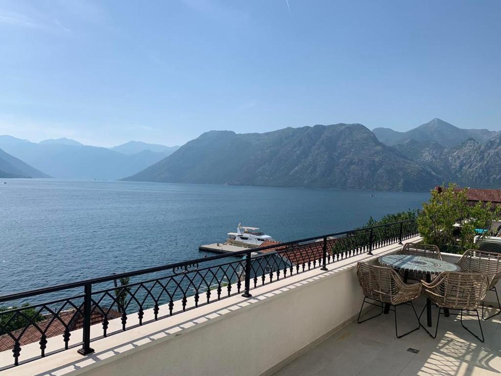 Penthouse on the Bay - 20m from the Beach, Kotor