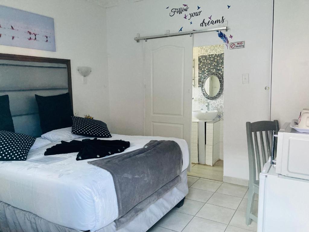 The Moon Guesthouse — Hotel in Newcastle