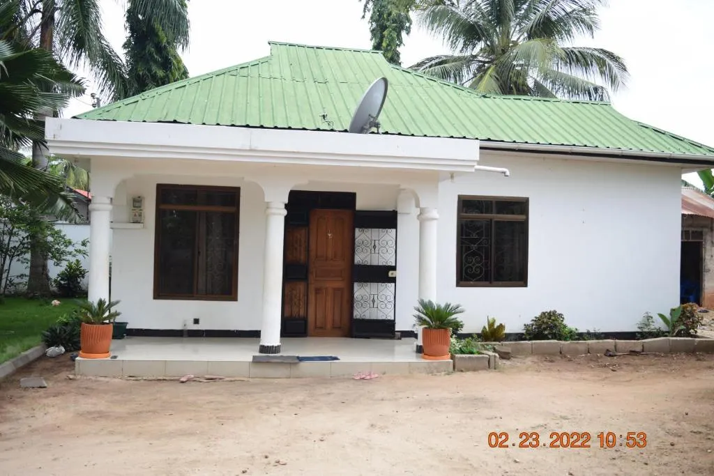 Dar es Salaam-Sleeps8-Parking-Garden-Pet Friendly, hotel in Dar es Salaam