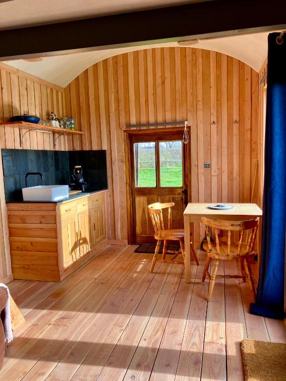 Shepherds Hut in a Private Meadow, Hartland photo 4