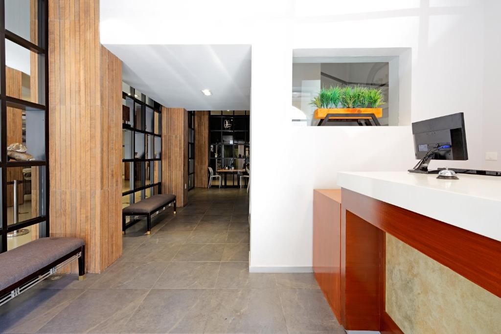 Front desk [24-hour]