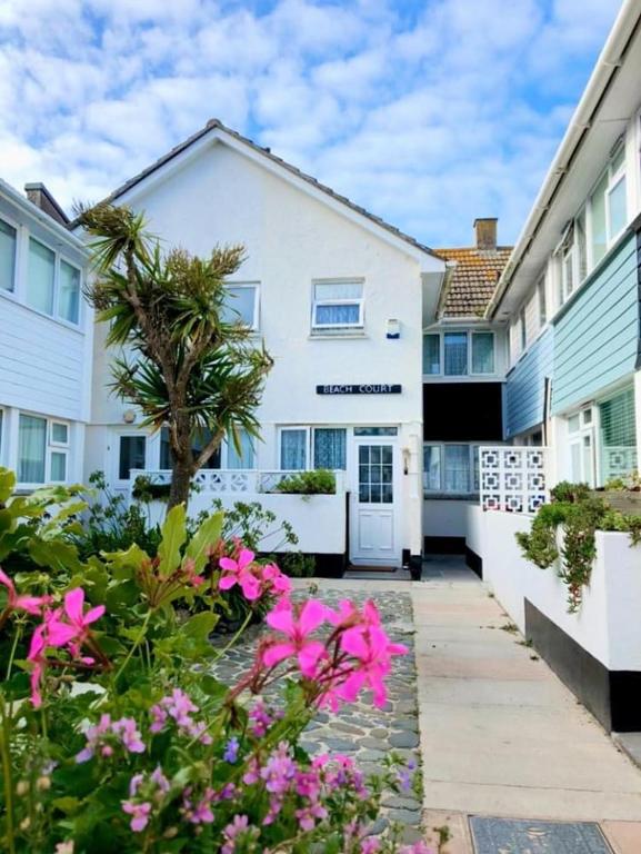 Island View - 3 Bedroom Holiday Cottage - 40m to Porthgwidden Beach - Sleeps 7 - inc FREE Parking, St Ives