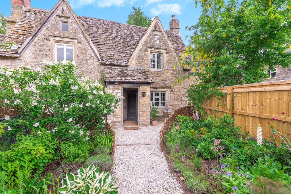 Cotswold Stone Cottage, Poulton