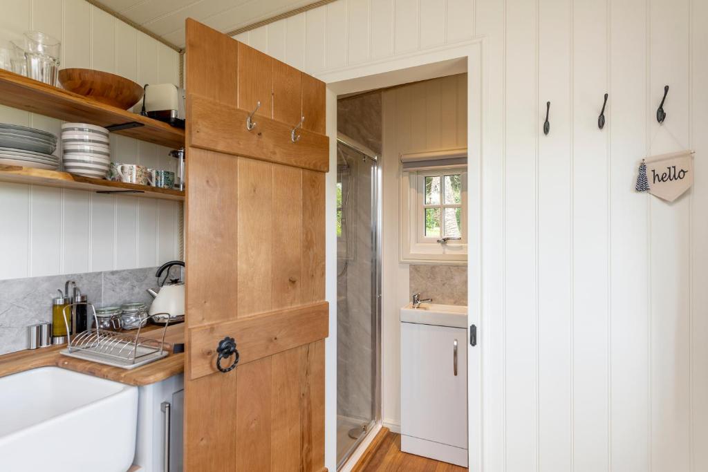 Secluded Lodge with Hot Tub, Bath photo 7