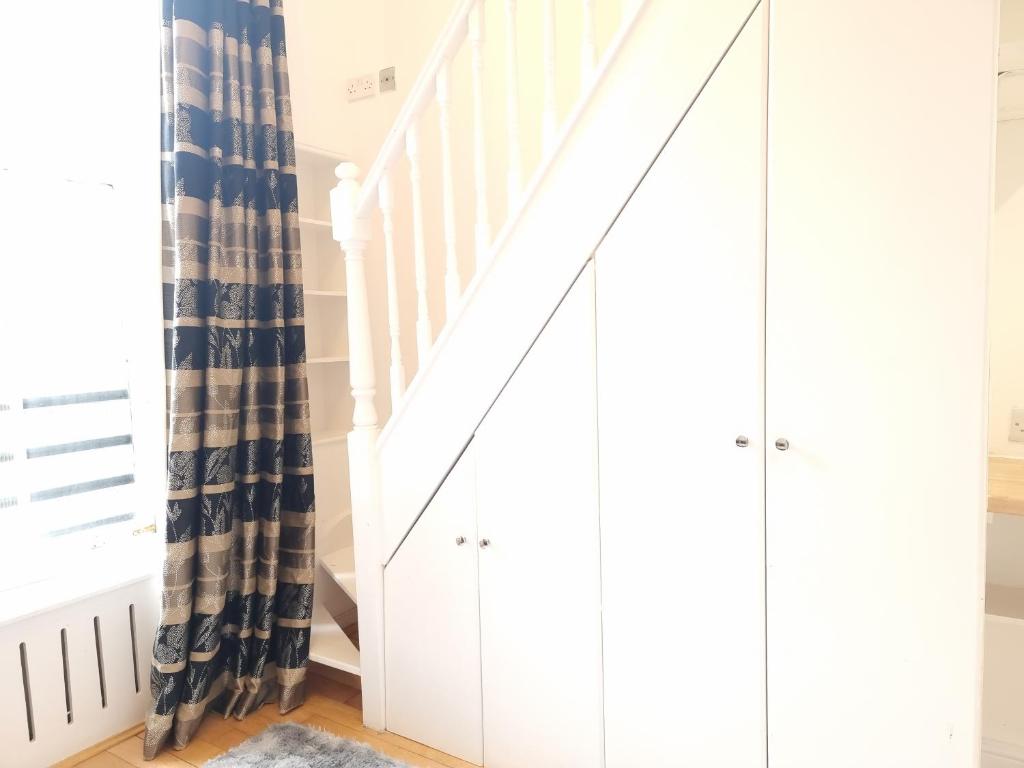 F8-Mezzanine 1st Floor Flat Fits 3 Near Paddington photo