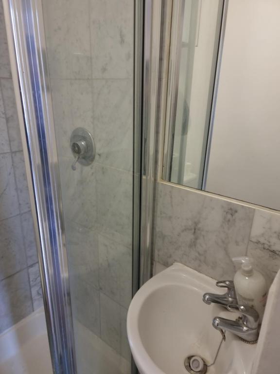 F8-Mezzanine 1st Floor Flat Fits 3 Near Paddington photo