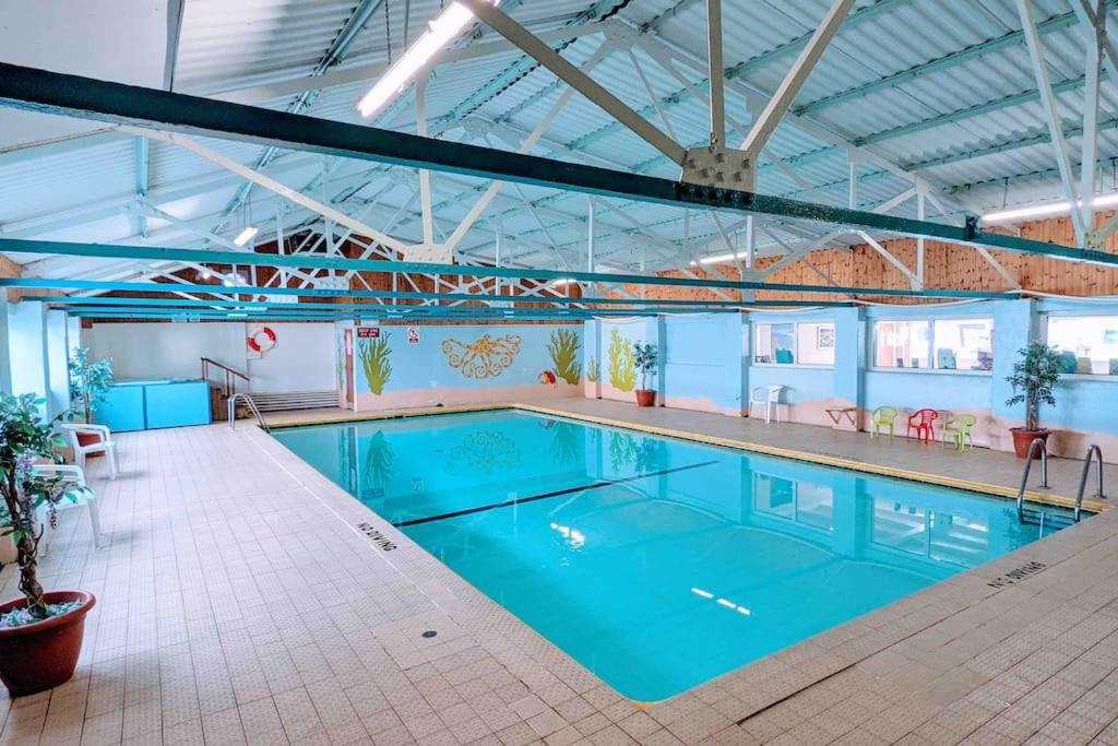Immaculate Gower Getaway with Pool & Facilities, Swansea
