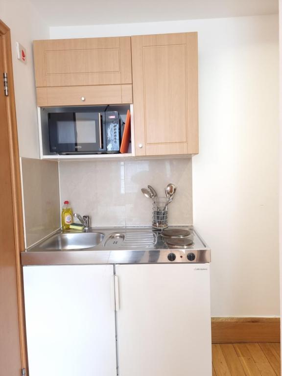F302- 3rd Floor Studio Fits 2 Near Hyde Park photo