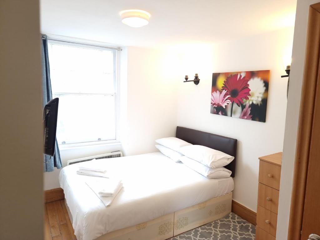 F302- 3rd Floor Studio Fits 2 Near Hyde Park photo