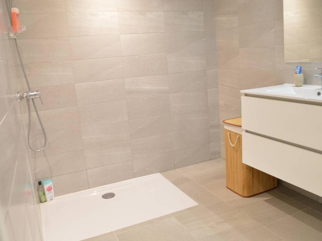 Appartement Neuf Climatisé, Terrasse, Parking, Plage à Pied, Cavalaire-sur-Mer - FR-1-226B-106 - 3