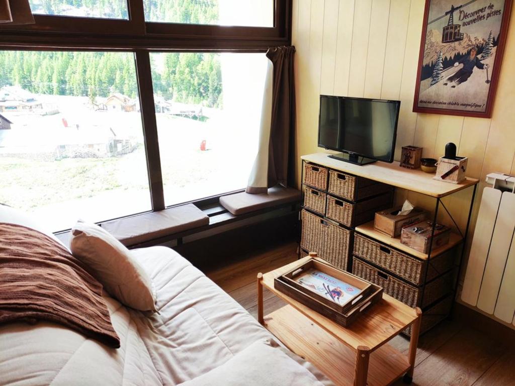 Studio mezzanine rénové, accès direct pistes, parking et internet inclus - 4