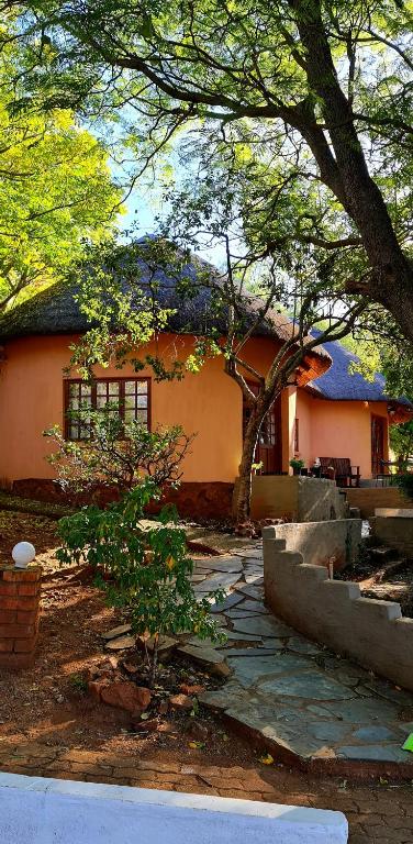 Double Rondavel with Dam views — Hotel in Hartbeespoort