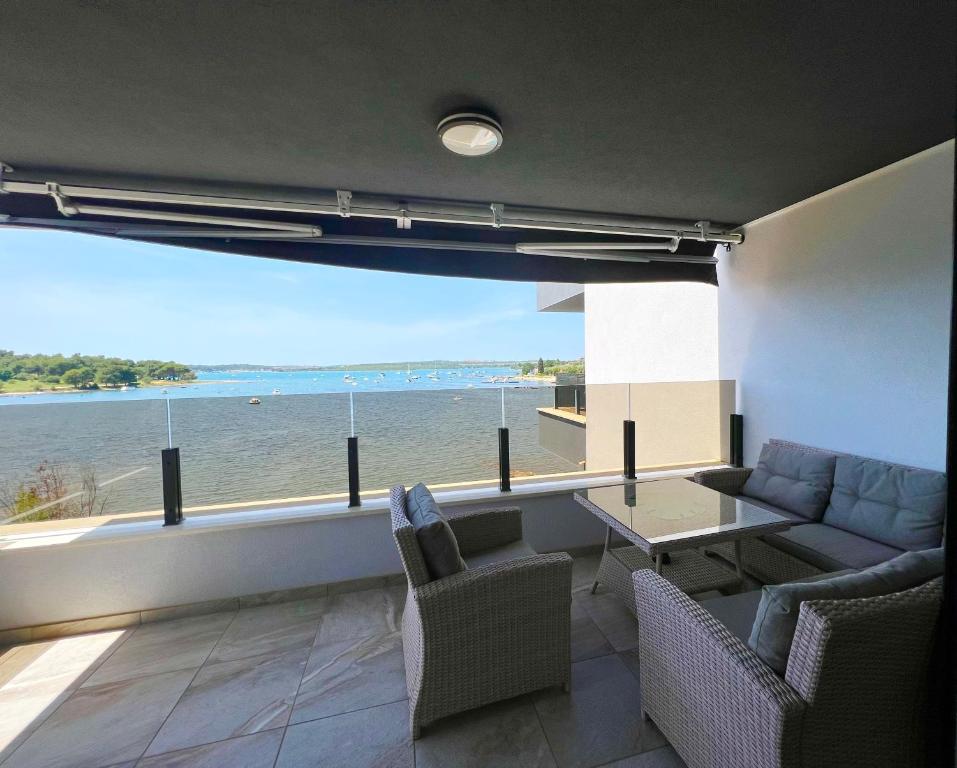 Apartment Jasmin with sea view — Hotel in Liznjan