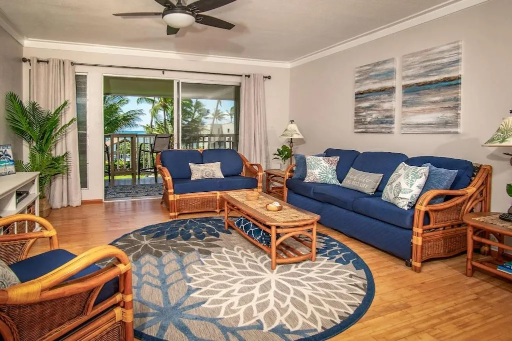 Molokai Island Retreat with Beautiful Ocean Views and Pool - Newly Remodeled!, hotel in Ualapue