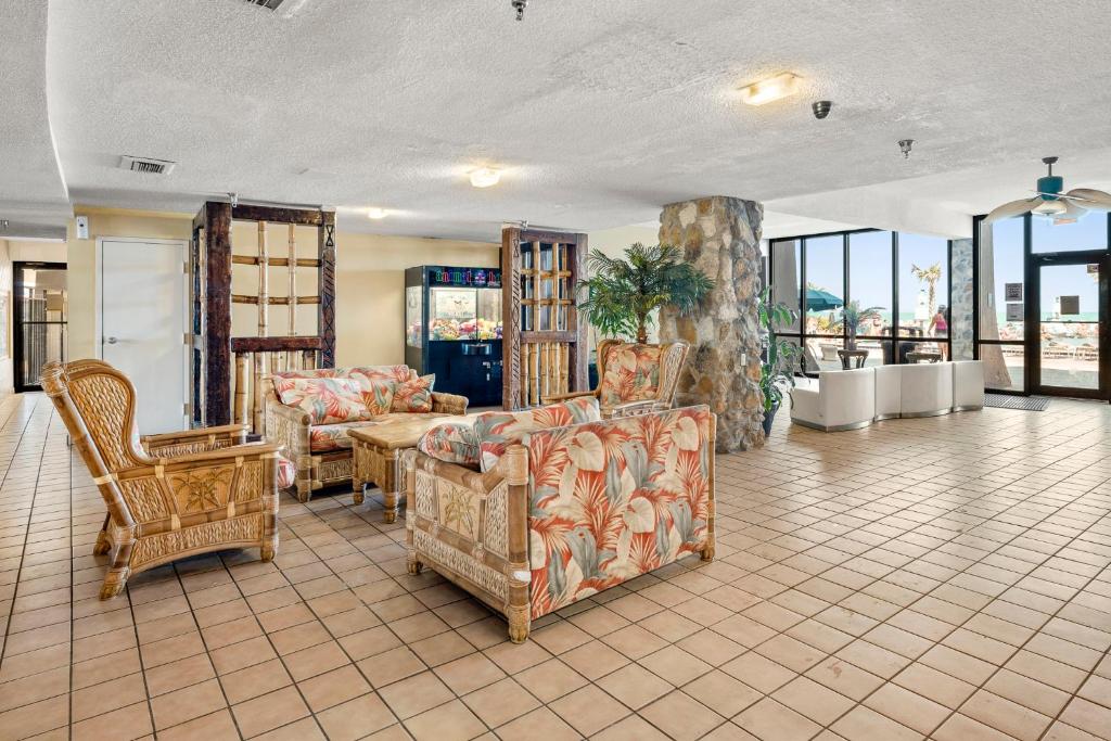 Beach Condo Beach Front, Huge Outdoor Pool, Heated Indoor Pool, Kiddie Pool, Tiki Bar photo