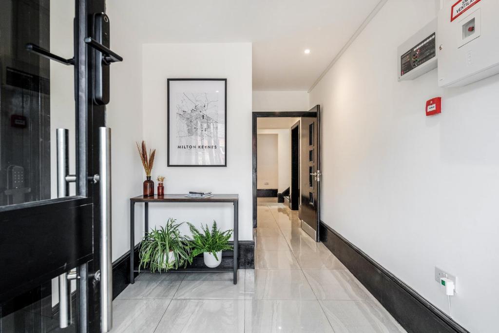 STUNNING, one bedroom apartment in a quiet area GREAT Location - 7 mins drive to Milton Keynes Centr photo