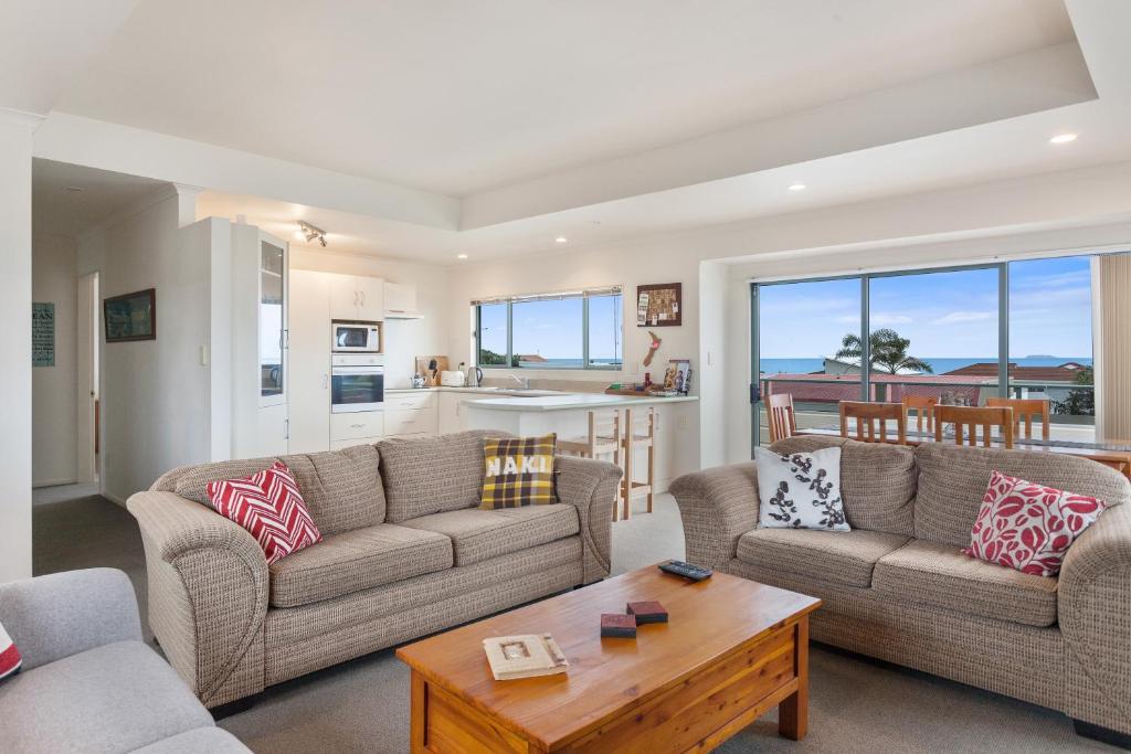 White Island Views - Ohope Holiday Home, Ohope Beach