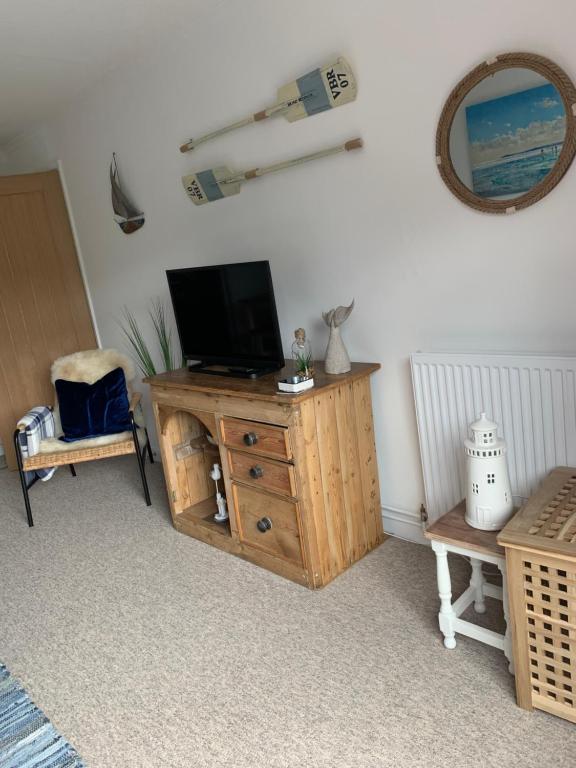 Lovely well equipped apartment - 2 bedroom, sleeps 4, sundeck, 8 min river walk to beach and town, F photo