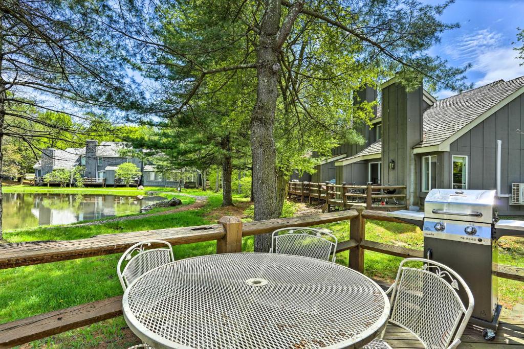 Deck and On-Site Fishing Pond Lake Harmony Home!, Lake Harmony