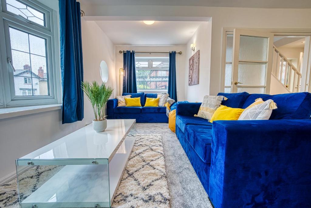 Modern 3 Bedroom 2 Bath House with Parking by 360Midlands Wednesbury, Birmingham