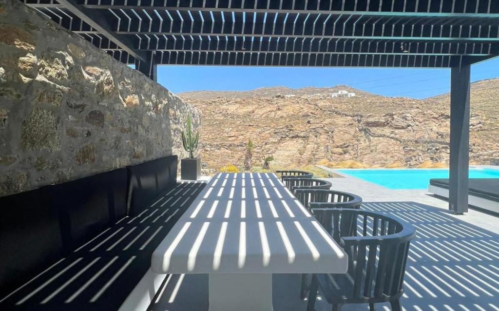 BLACK AND WHITE VILLAS FTELIA - MYKONOS photo
