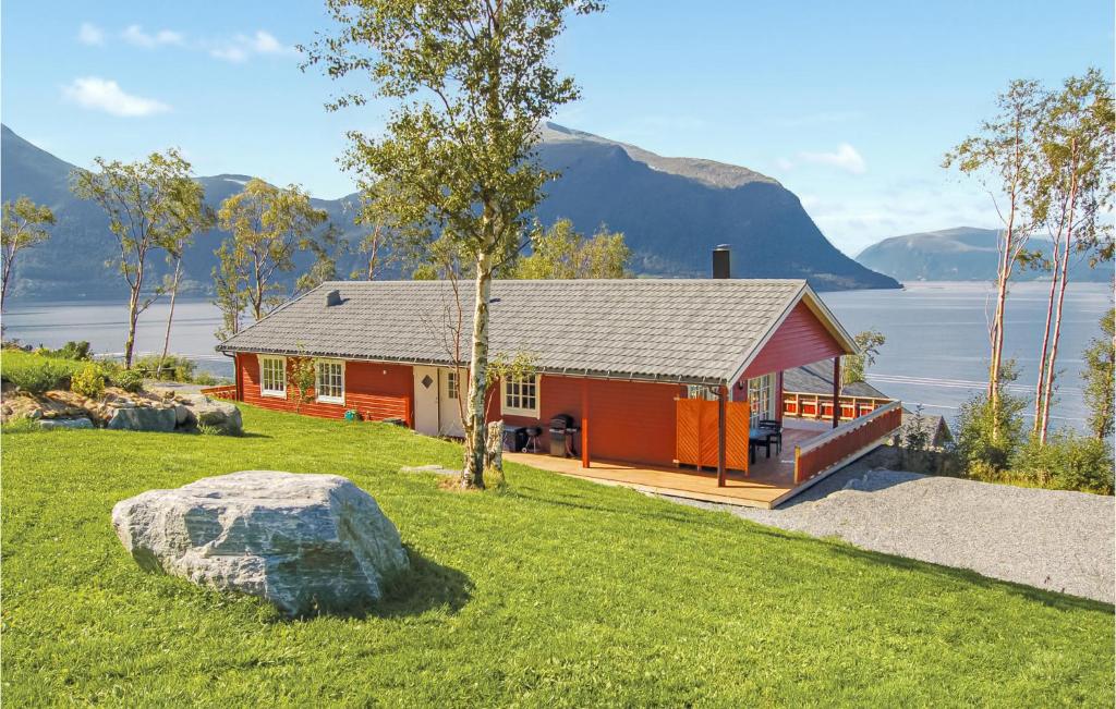 Awesome Home In Hundeidvik With 4 Bedrooms And Internet