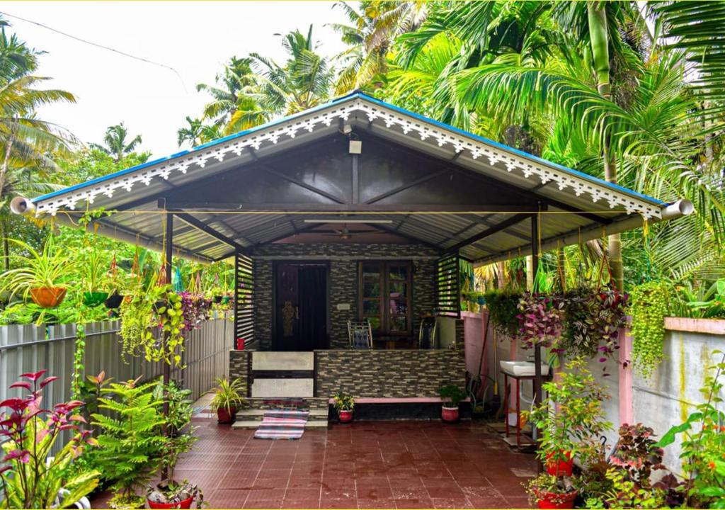 Mullavayalil Tourist Home — Hotel in Kollam