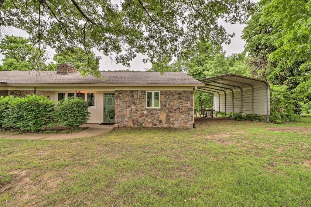 Norfork Getaway Walk in White River Access!, Norfork