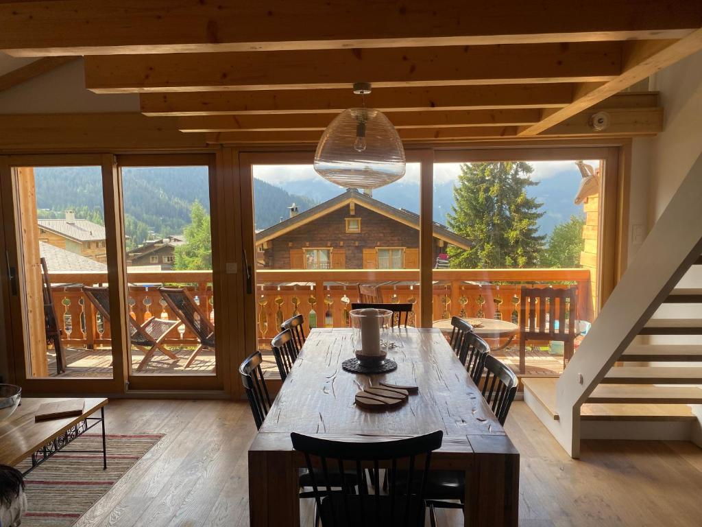 Verbier Sunny apt, fabulous view & balcony, sleeps 8, Verbier