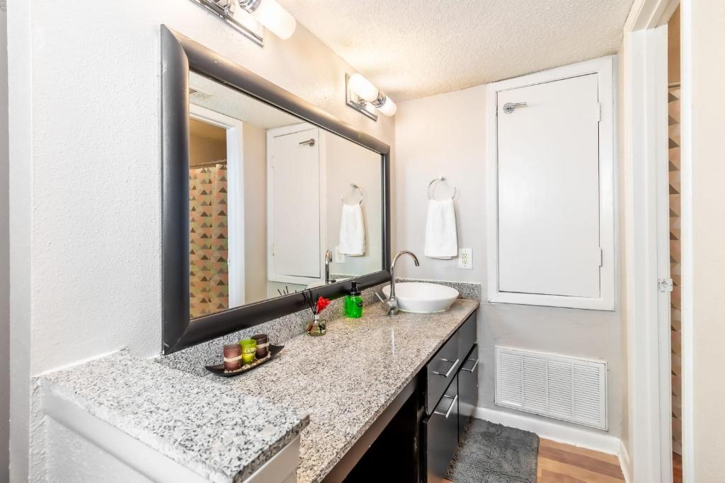 Vivant - Efficiency 2BR King Bed Suites Next to Downtown photo