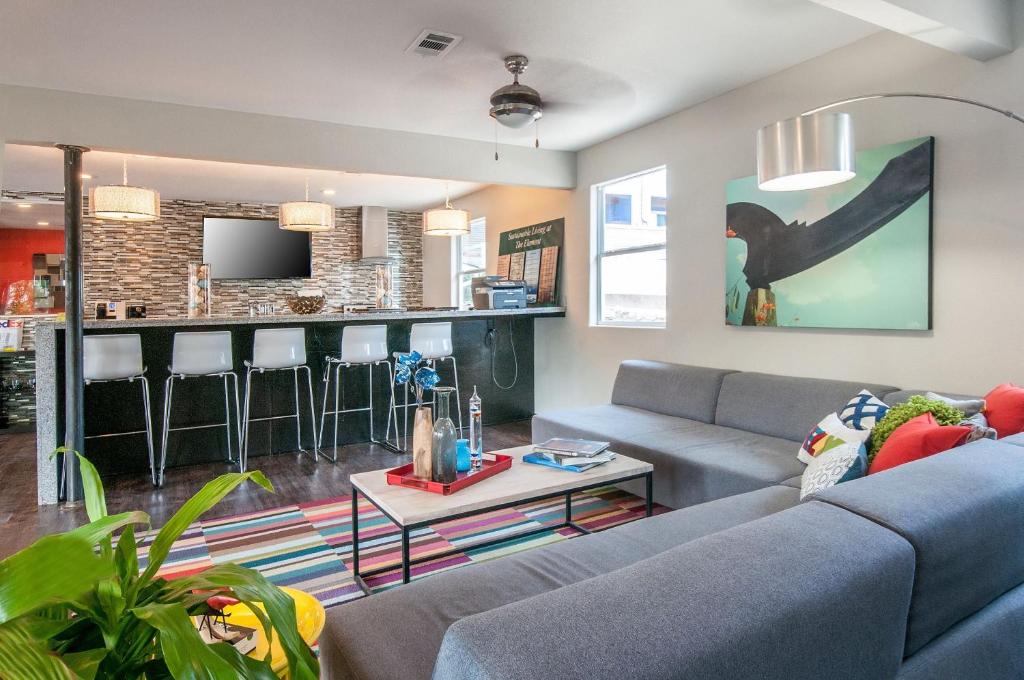 Vivant - Efficiency 2BR King Bed Suites Next to Downtown photo