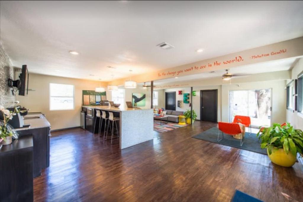 Vivant - Efficiency 2BR King Bed Suites Next to Downtown photo