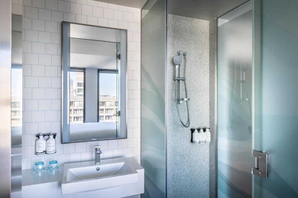 Holiday Inn Express Auckland City Centre photo