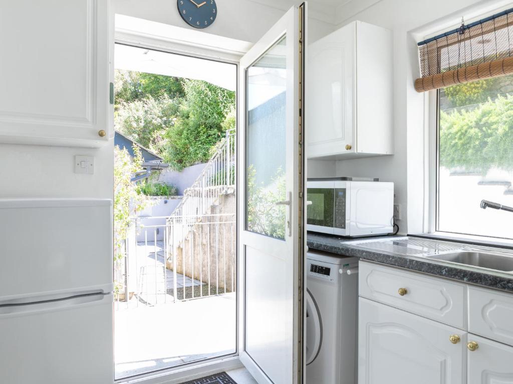 2 Rockmount, Salcombe photo 8