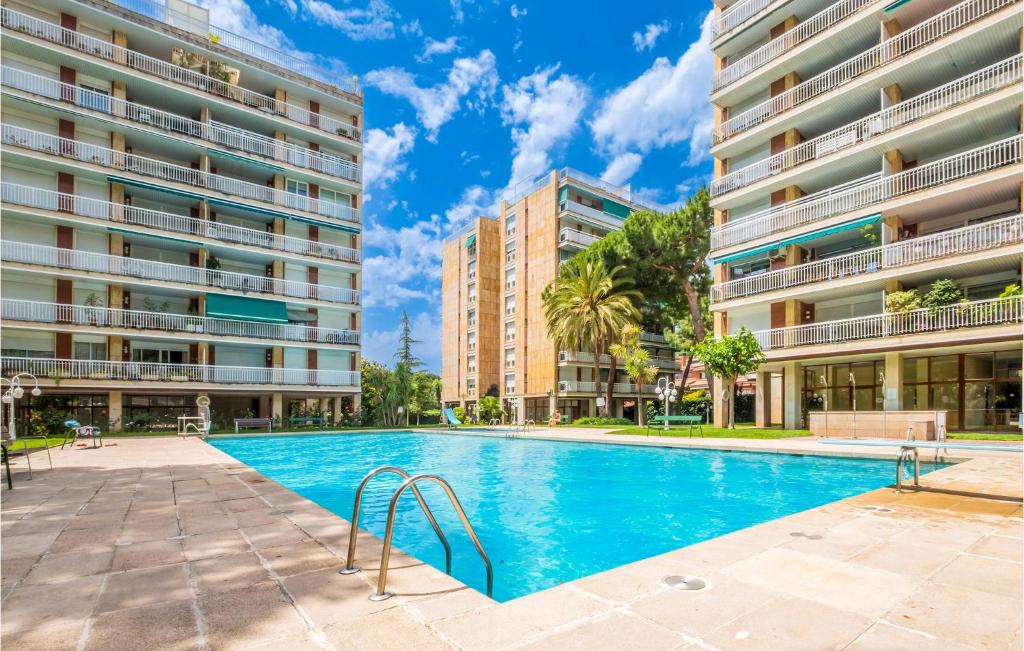 Amazing apartment in Sant Vicenç de Montalt with Outdoor swimming pool, WiFi and 4 Bedrooms