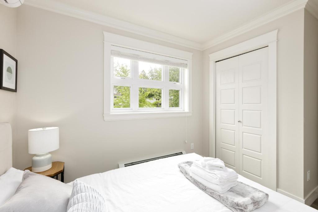 Spacious 5-Bedroom Home in Convenient Vancouver photo