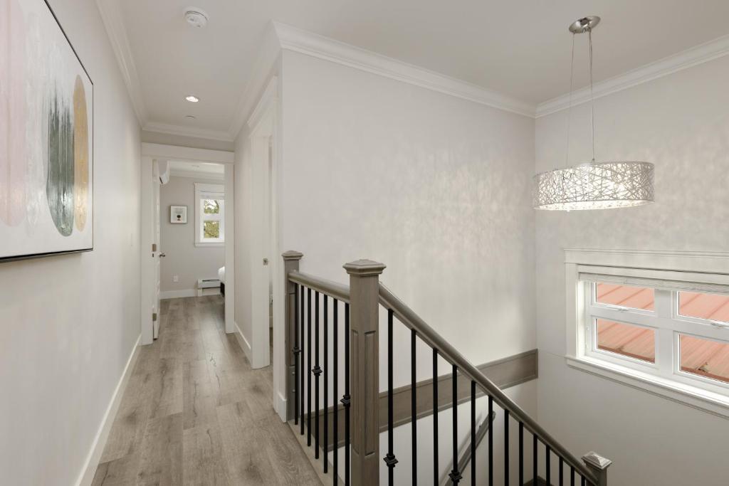 Spacious 5-Bedroom Home in Convenient Vancouver photo