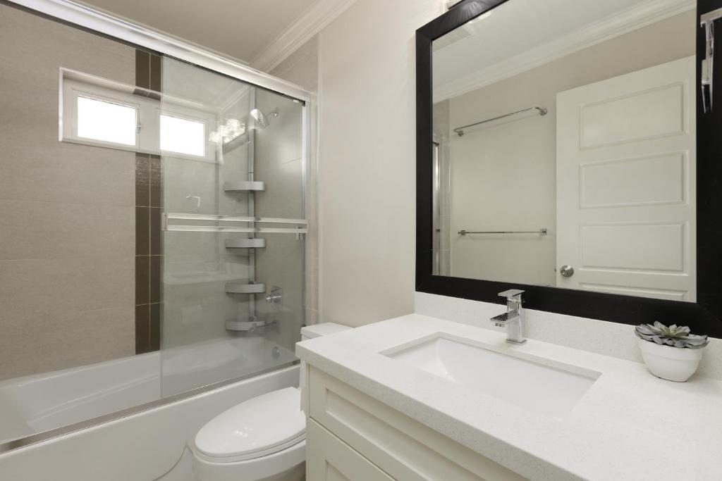 Spacious 5-Bedroom Home in Convenient Vancouver photo