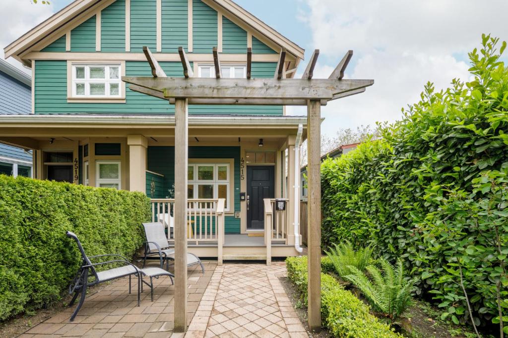 Spacious 5-Bedroom Home in Convenient Vancouver photo
