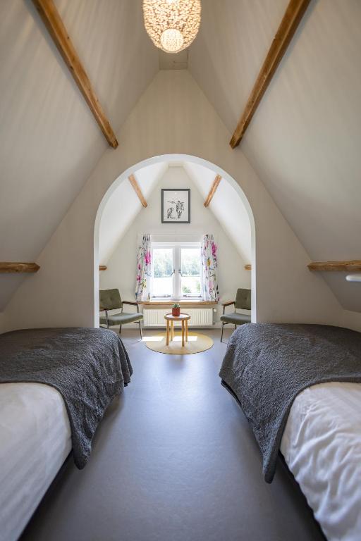 Pokój z 2 łóżkami pojedynczymi i widokiem na ogród