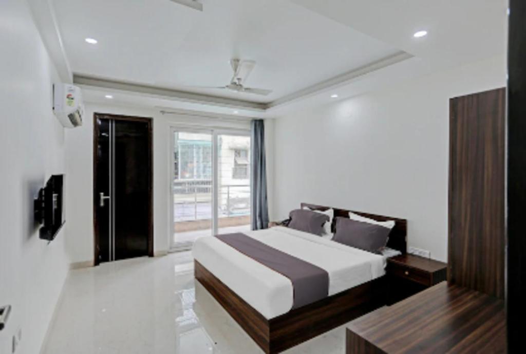 Hotel JMD Nirvana Stays Inn photo