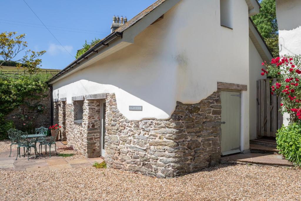 Cola's Tonne, Salcombe - pet-friendly stay