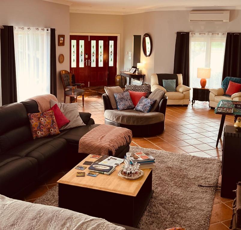 Gundaroo Manor Bed & Breakfast photo