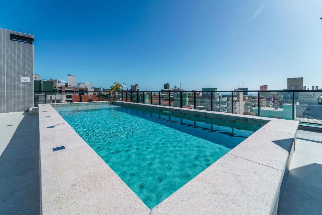 Adra 306 - Excelente Cobertura Duplex - Centro/Bombinhas- Rooftop com Piscina - À poucos metros da praia - (Consultar serviços de roupas de cama e banho), Bombinhas