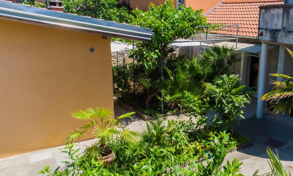 Eleonora Apartments — Hotel in Zadar