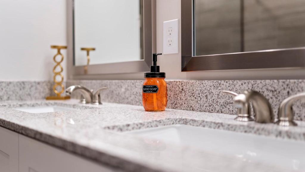 Vivant - Luxury Central Apts - Free Parking, Gym, Fast WiFi photo
