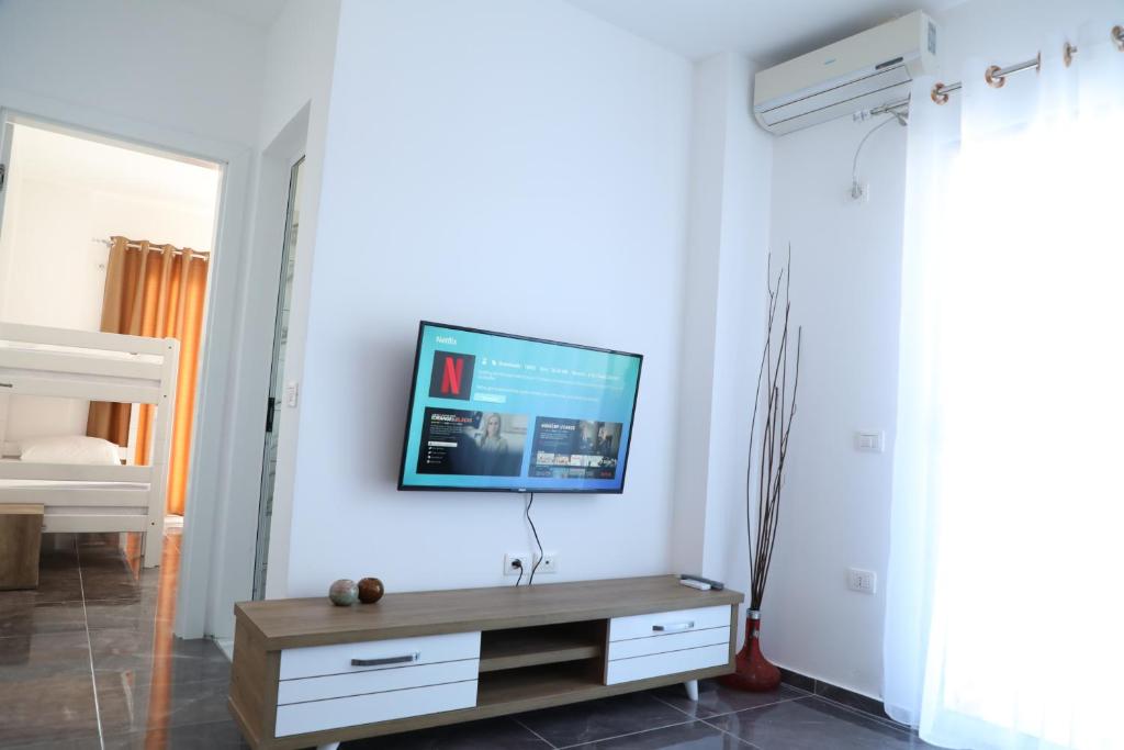 LUX3 Seaview & 43' TV Netflix photo