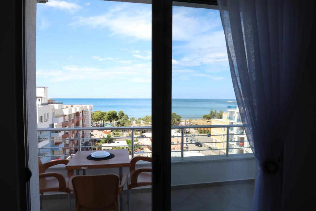 LUX4 Seaview & 43' TV Netflix photo