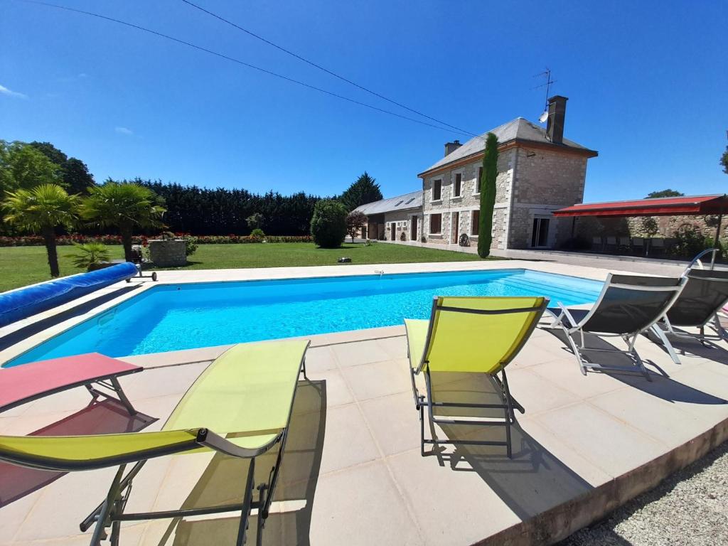 Longère restaurée avec piscine chauffée, terrasse et barbecue à Archigny - FR-1-541-89, Archigny