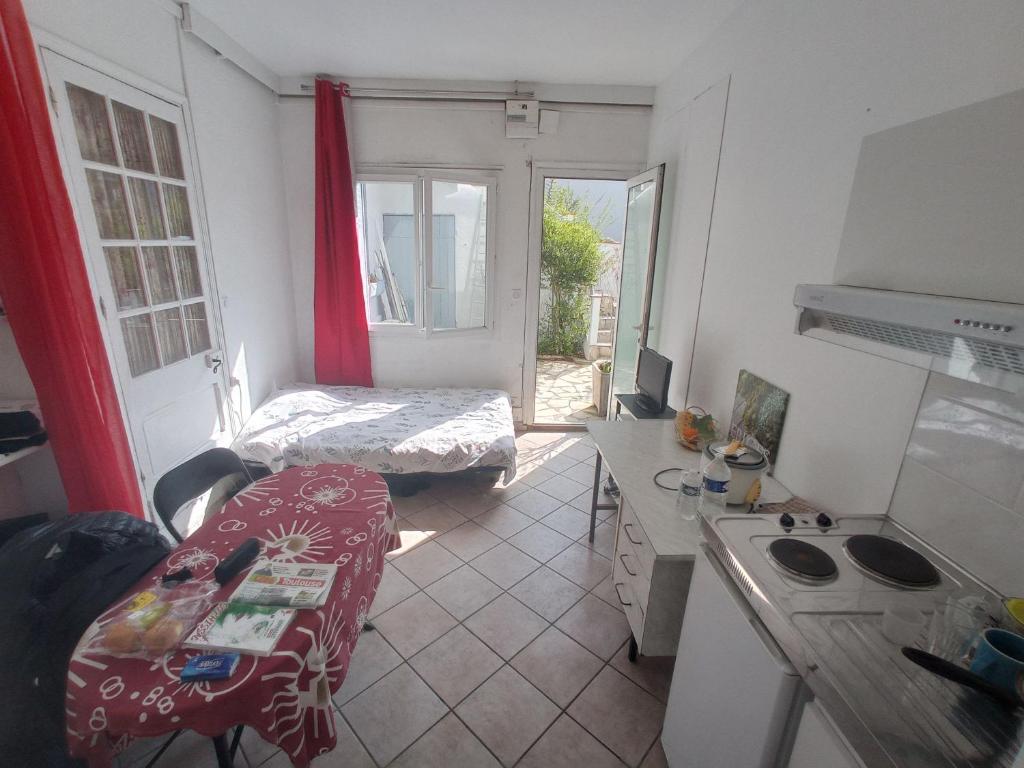 Studio indépendant, avec piscine et jardin, direct gare aéroport, 1 lit pour 2 personnes Direct Gare Aéroport - 5